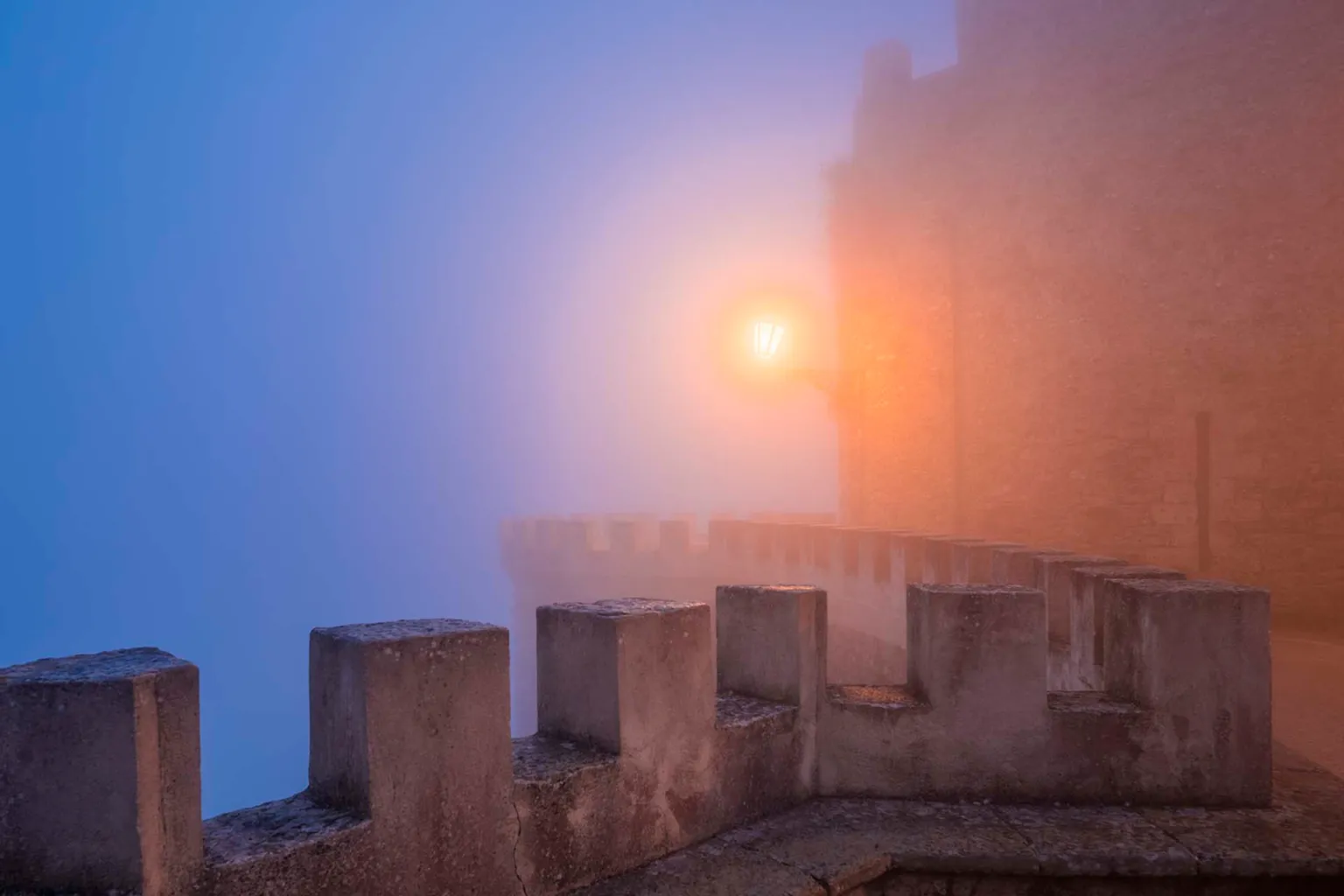 Castello di Erice avvolto dalla nebbia